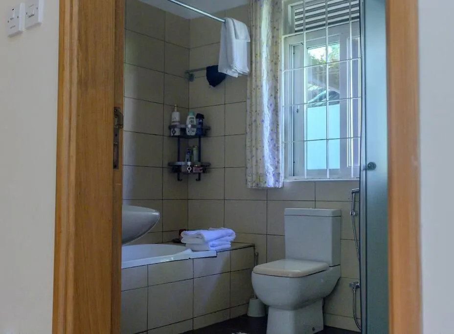 بيت للعطل The Greenleaf Luxury Bnb -Lubowa كامبالا