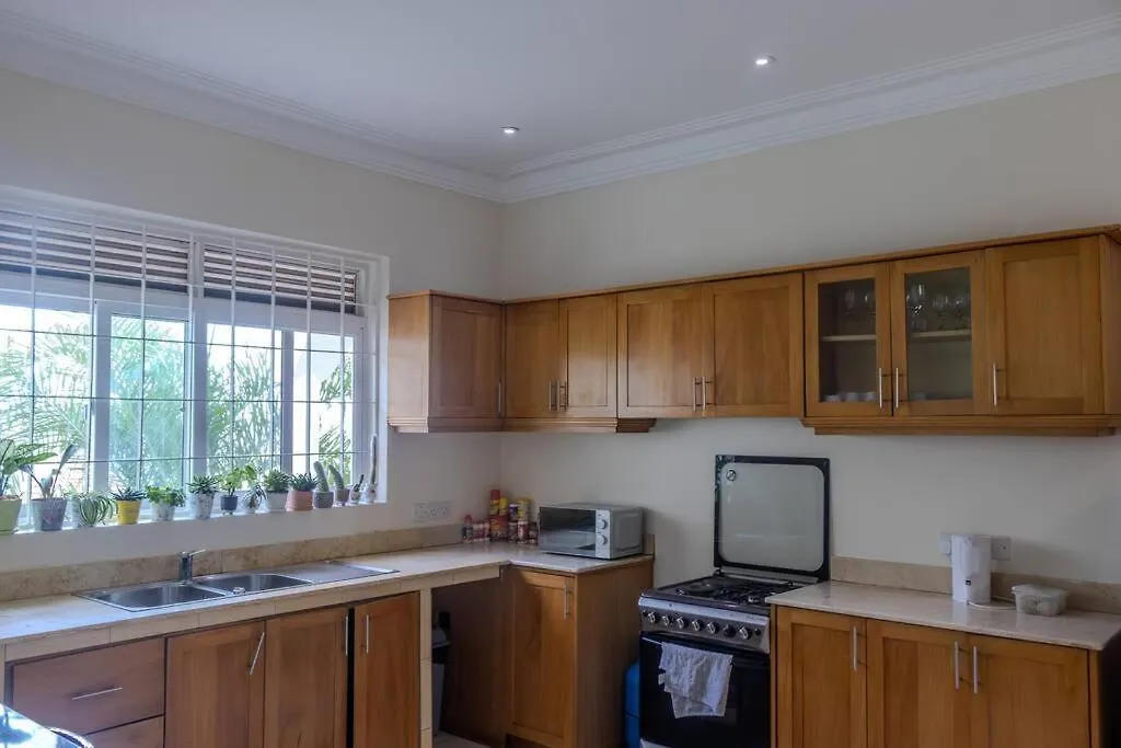 بيت للعطل The Greenleaf Luxury Bnb -Lubowa كامبالا