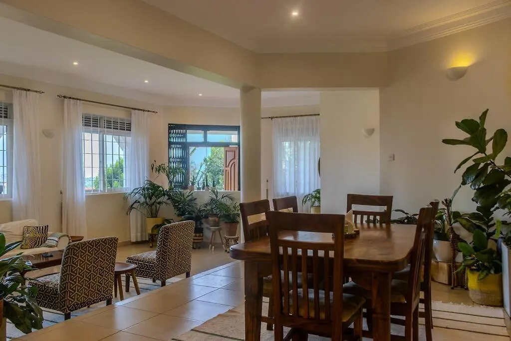بيت للعطل The Greenleaf Luxury Bnb -Lubowa كامبالا
